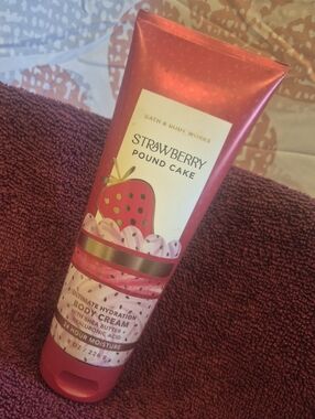 Bath & Body Works - Strawberry Pound Cake - Body Cream
